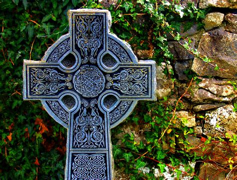 omaimon paradosis  cross   dragon  pagan roots  irish crosses