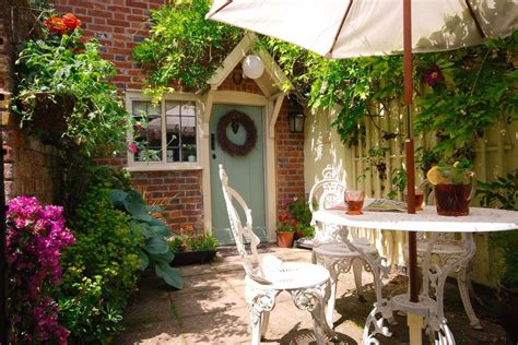 pretty private courtyard small courtyard gardens cottage garden small cottage garden ideas