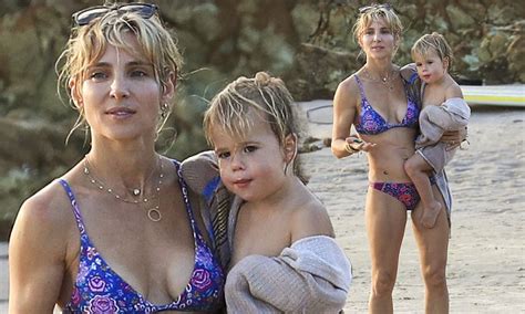 elsa pataky shows off flawless figure at byron bay beach daily mail online