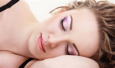 5 Reasons You Should Never Sleep With Makeup On