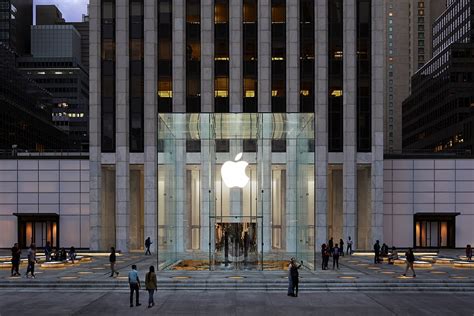 apples iconic  avenue store reopens friday   glass stairs cult  mac