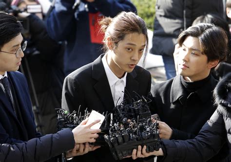 S Korean Police Questioning 2 K Pop Stars In Sex Scandals Courthouse
