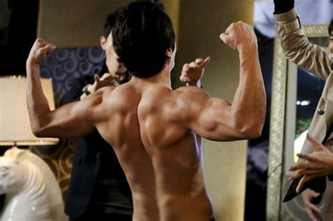 クォン・サンウ、背中の筋肉を初公開“気になったら「野王」をチェック！” kstyle