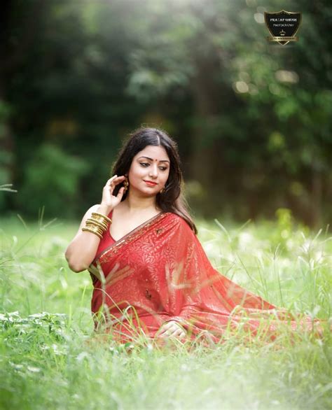 hottest internet sensation rupsa saha stunning saree image collection