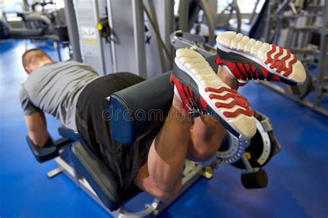 Hombre Flexionando Los Músculos De Las Piernas En La Máquina De