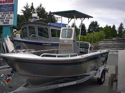 centre console challenger aluminum boat  silver