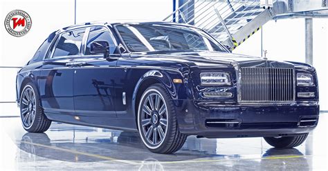 la lussuosa rolls royce phantom vii esce  scena dopo