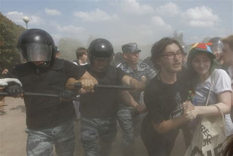 gay rights activists clash with homophobic protesters in russia [photos]
