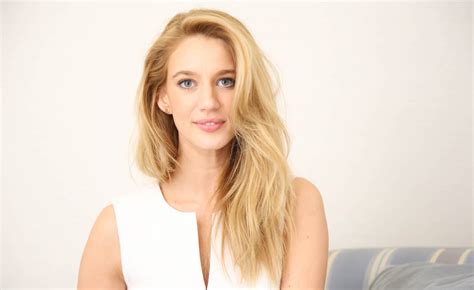 yael grobglas jane the virgin interview 2015