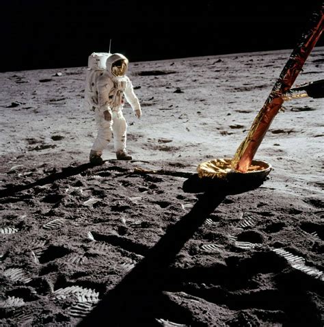 Les Premiers Hommes Sur La Lune En Quinze Images Paris 75000