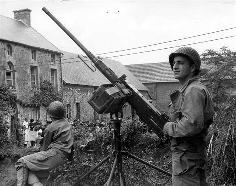 photo american soldiers  browning mhb machine gun   town  normandy france