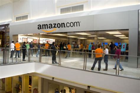 is amazon opening a retail store in seattle
