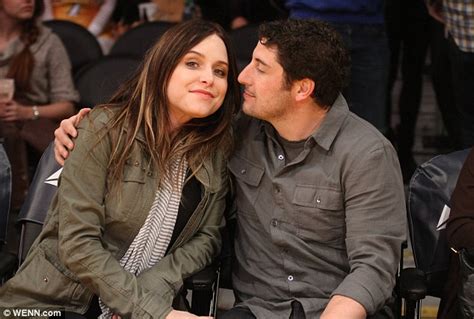 jason biggs can t take his eyes off pregnant wife jenny