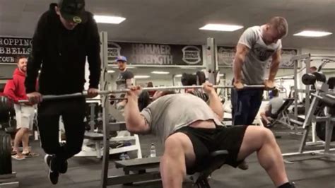 Watch Eddie Hall Bench Press Two Dudes Like It Ain T No Thang Thuy