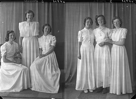 portrett gruppebilde med tre unge kvinner  lange hvite kjoler konfirmanter bestilt av hanna