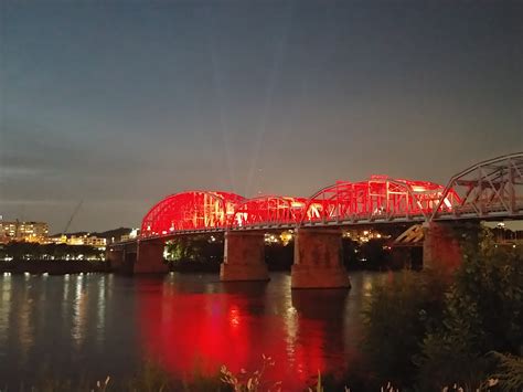 bridge turns red tonight  recognize hardships  hospitality entertainment industry