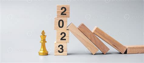 houten dominostenen vallend tegen  hou op blokken met gouden schaak koning figuur bedrijf