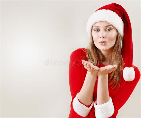 Donna Di Natale Che Porta Un Cappello Di Santa Che Soffia Un Bacio
