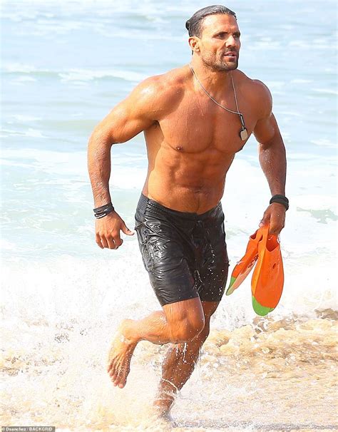 Baywatch S Jeremy Jackson Works Out While Ex Wife Digs Through Trash