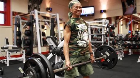 bodybuildeuse à 78 ans en voilà une mamie qui envoie du paté