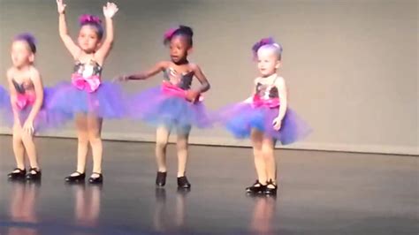 menina faz sucesso ao dancar  seu jeito em apresentacao da escola youtube