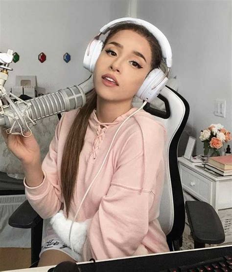 Top 12 Girl Streamers On Twitch In 2020 • Onetwostream