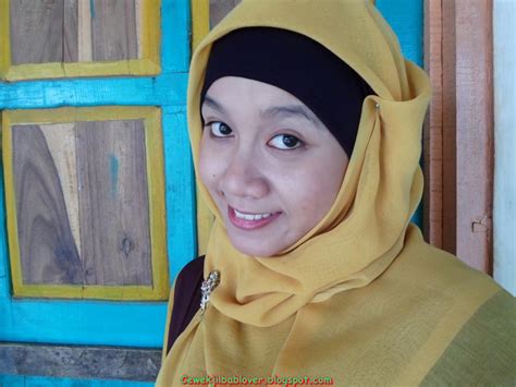 Photo Sekretaris Muda Cantik Memakai Hijab Terbaru 2014