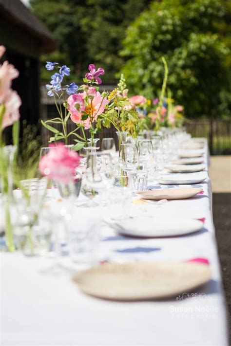 prachtig gedekte tafel met verse bloemen enjoy buiten tafel wedding pics wedding