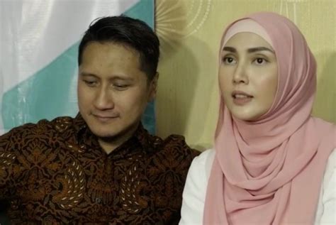 Fenita Arie Gerakan Peluk Wanita Bercadar Tanda Kesedihan Republika
