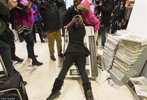 black friday turns violent  shoppers fight  bargains daily mail
