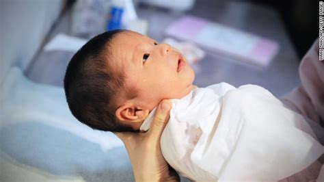 la tasa de natalidad de china alcanza el nivel más bajo desde que se fundó el país en 1949