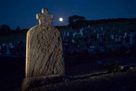 working     dead  nightphotographing  cemeteries