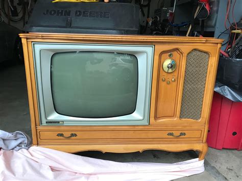 vintage tv set   estate sale   bucks doesnt