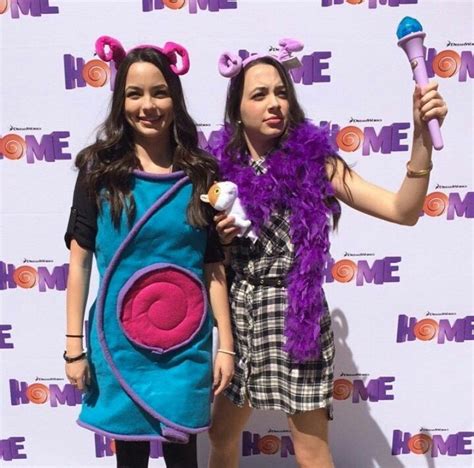 Pin By Rianarox On Merrell Twins Merrell Twins Fashion Style