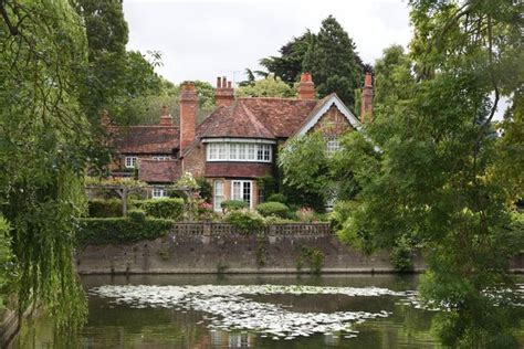 the incredible shrine outside george michael s home six months after