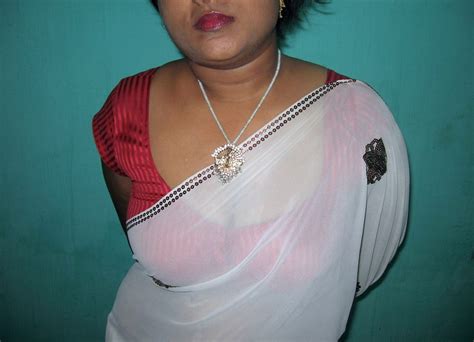 Aunty Cleavage Photo Homely Wife Deep Cleavage In Low