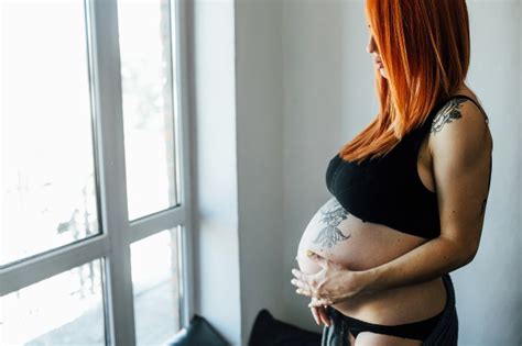 zijaanzicht van zwangere vrouw gratis foto