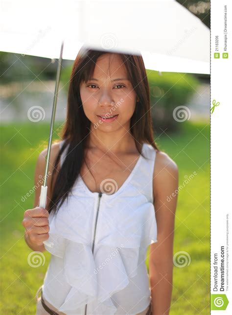 donne ed ombrello bianco fotografia stock immagine di