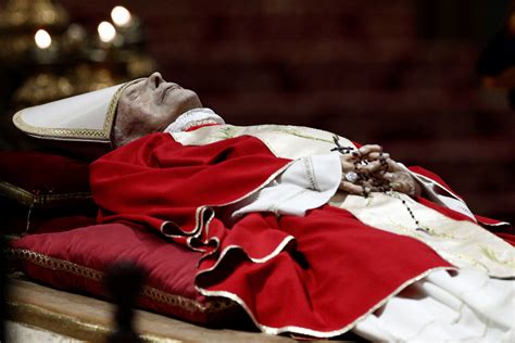 tens of thousands view body of former pope benedict