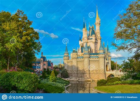 mooie mening van het kasteel van cinderella op lichtblauwe bewolkte hemelachtergrond  magisch