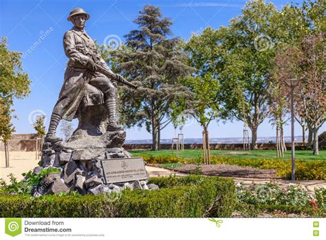 het gedenkteken aan de slachtoffers van de eerste wereldoorlog de grote oorlog  portas doet