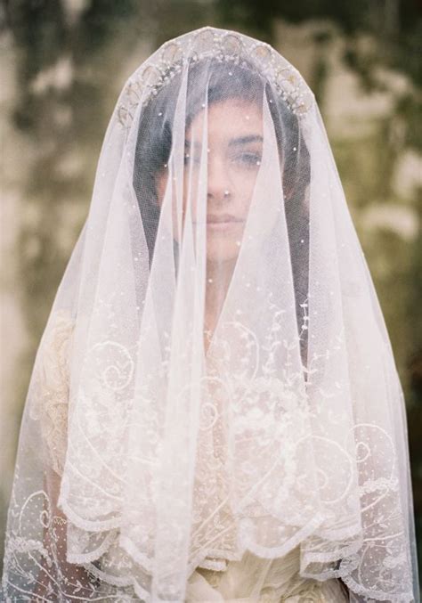 unveiling  veil ultimate guide  bridal veils wedding dresses