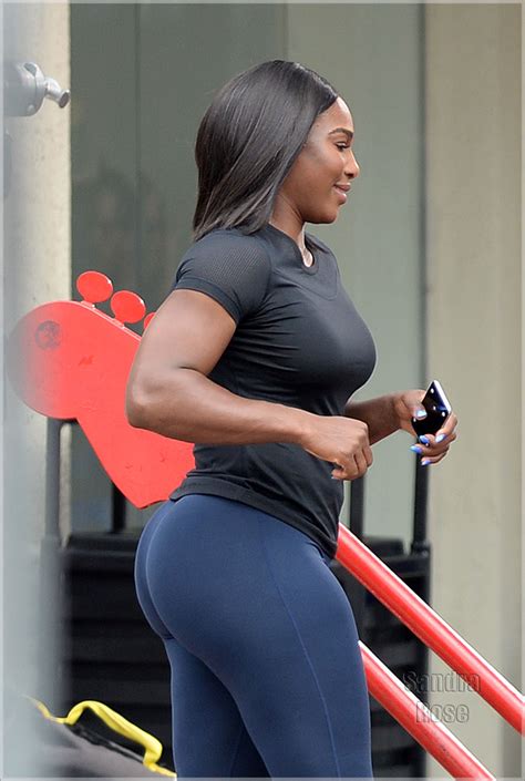 serena williams shows off her famous curves in tight leggings photos