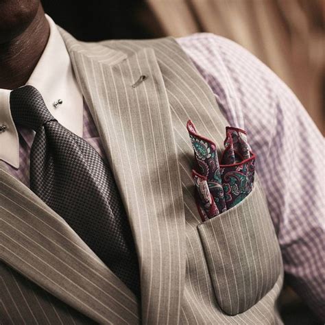 nice  easy ways  accessorize  suit   handkerchief