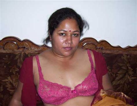 indu aunty ne apni saree ko hata ke bra dikhai antarvasna indian sex photos