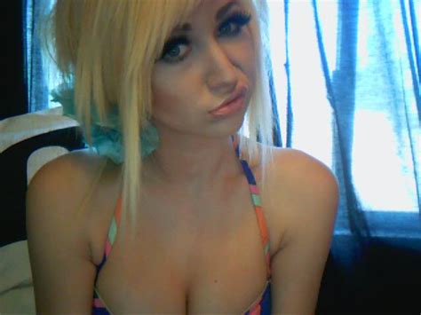 cute amateur hooters teen showing cleavage sexy amateur girls