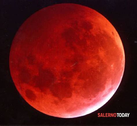 eclissi totale la luna  tinge  rosso tutti  il naso allinsu
