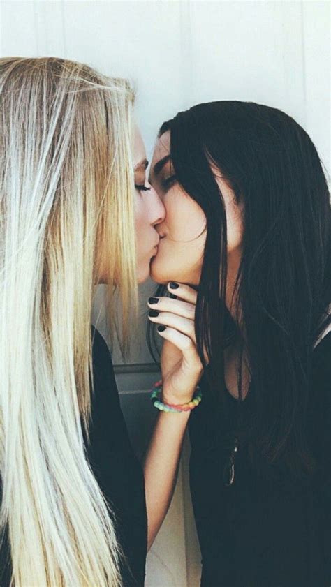 Pin De Cosinero En Kiss En 2020 Chicas Besándose Lesbianas Besándose