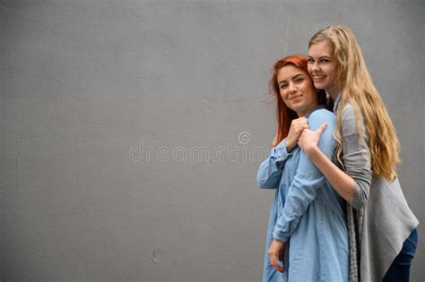 Dos Novias Felices Se Abrazan Al Fondo De Una Pared Gris Abrazos