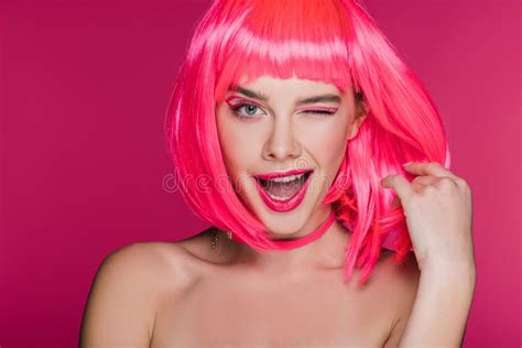 une fillette nue excitée qui s envole et pose dans une perruque rose